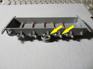 Arms are glued. Arrows show spacers made of sprue Arms are glued. Arrows show spacers made of sprue
