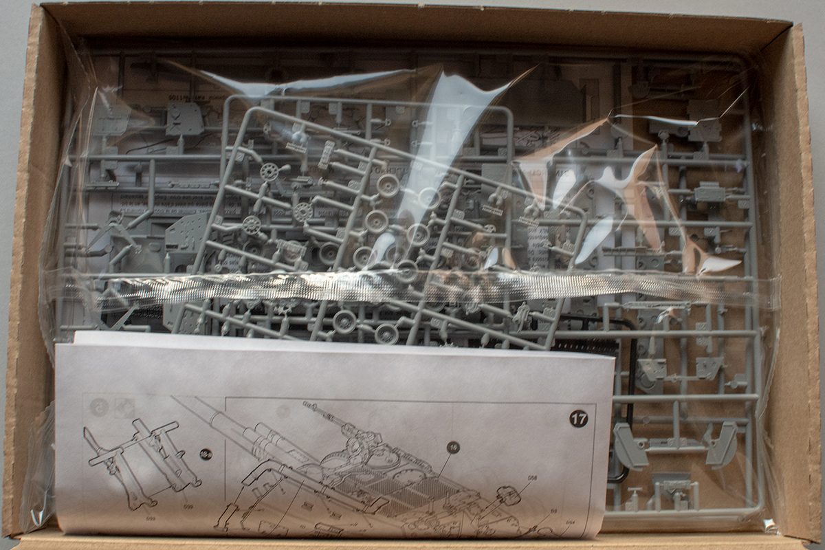 Zvezda 1/72 Msta-S box contents